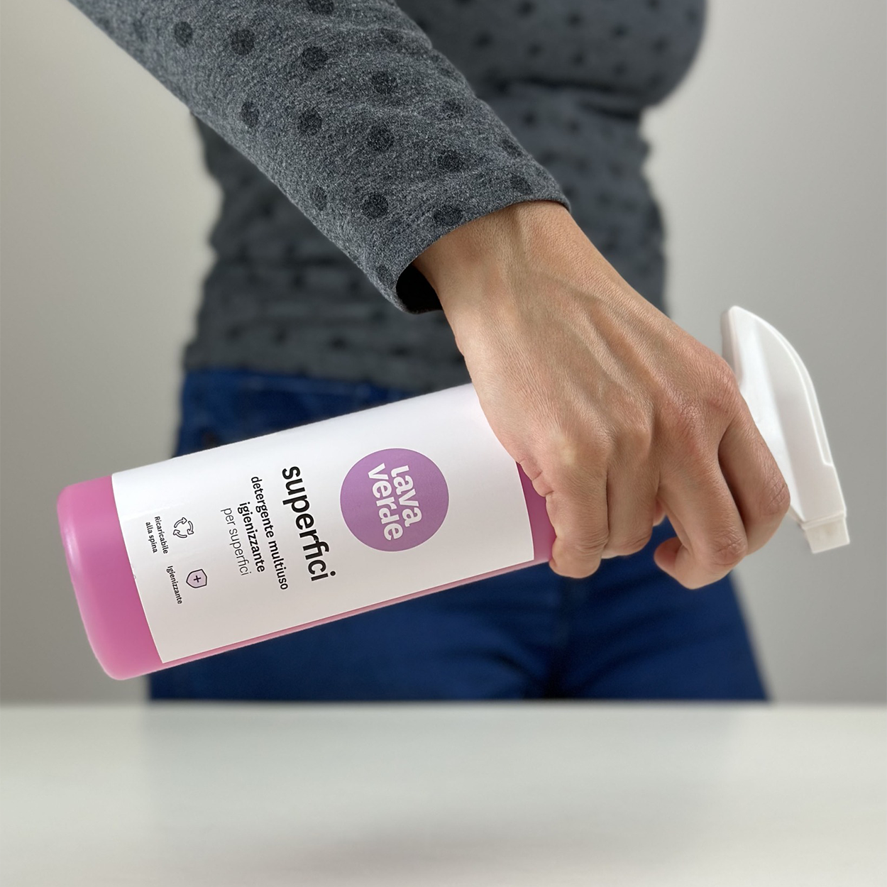 Detergente multiuso per superfici